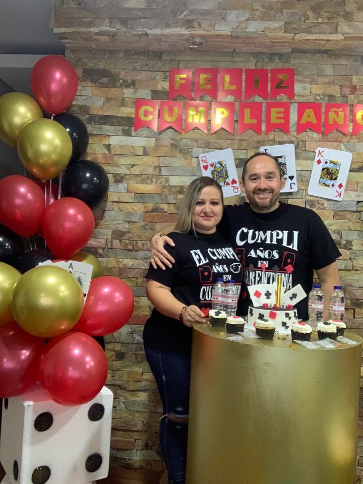 El cumpleañero junto a Maritza Jiménez.